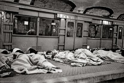 Refugiados en el Metro durante la Guerra Civil (1939).