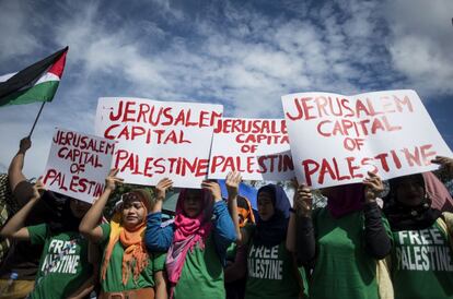 Manifestantes musulmanes sostienen pancartas anti EE UU durante una protesta, cerca de la embajada de Israel en Manila (Filipinas).