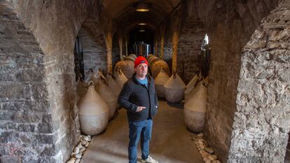 Emmanuel Poirmeur posa en la bodega Egiategia en San Juan de Luz (País vasco francés).