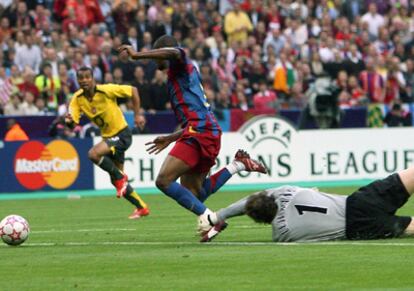 Samuel Eto'o desborda a Jens Lehmann que le hace falta , la jugada le costó al portero la expulsión en la final de la Liga de Campeones de 2006