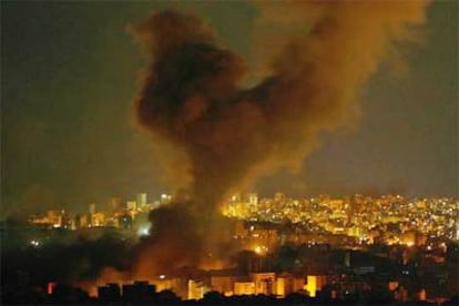 Una densa humareda se eleva en los barrios del sur de Beirut tras un bombardeo israelí anoche