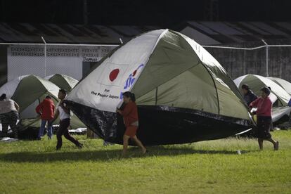 Varias personas evacuadas instalan una tienda de campaña en un refugio temporal en Escuintla (Guatemala), el 19 de noviembre de 2018.