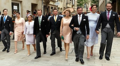 Los grandes duques de Luxemburgo, tercero y cuarto por la izquierda, con sus hijos y nueras en junio.