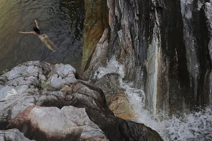 Uma mulher nadando numa cachoeira do Parque Nacional de Alto Paraíso, há um ano.