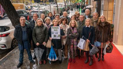 Algunos vecinos y comerciantes del barrio posan con un cartel contra el proyecto del túnel de la calle Habana de Madrid, en diciembre. 