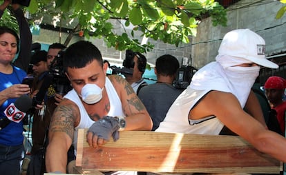 Pandilleros de la Mara Salvatrucha trabajan en un taller de carpintería en la cárcel de San Pedro Sula.