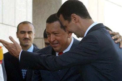 El presidente sirio, Bachar el Asad, cede el paso a su homólogo venezolano, Hugo Chávez, ayer en Damasco.