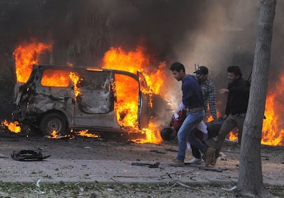 Damasco, Siria, 21 de febrero de 2013. Agentes de seguridad sirios trasladan a una persona, tras una gran explosión que sacudió el centro de Damasco. Una cadena de ataques con coches bomba en Damasco provocó 64 muertos y más de 200 heridos, según estimaciones tanto del Gobierno de Siria como de la oposición. Uno de los vehículos explotó a escasos metros de las oficinas centrales del partido Baaz, del presidente Bachar El Asad, y mató a 56 personas. Aunque los rebeldes, levantados en armas desde 2011, han efectuado numerosas incursiones en Damasco en los meses anteriores, en pocas ocasiones han asestado un golpe tan duro en el centro mismo del bastión en el que resisten El Asad y su Gobierno.