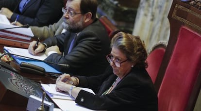 La alcaldesa de Valencia, Rita Barberá, durante el pleno celebrado este viernes.