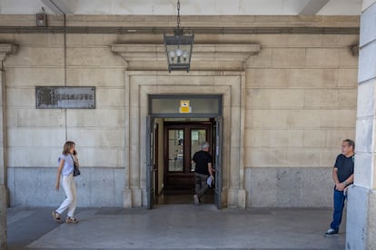 Puerta de los juzgados del Prado de San Sebastián, en Sevilla, durante la primera jornada de la huelga de jueces y fiscales.