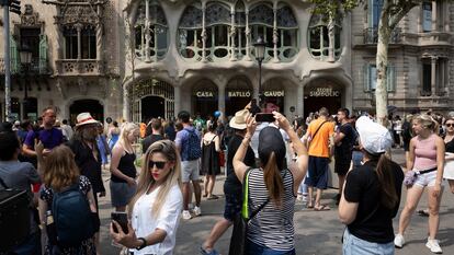 Turistas frente a la Casa Batlló de Barcelona, en el paseo de Gràcia, el miércoles.