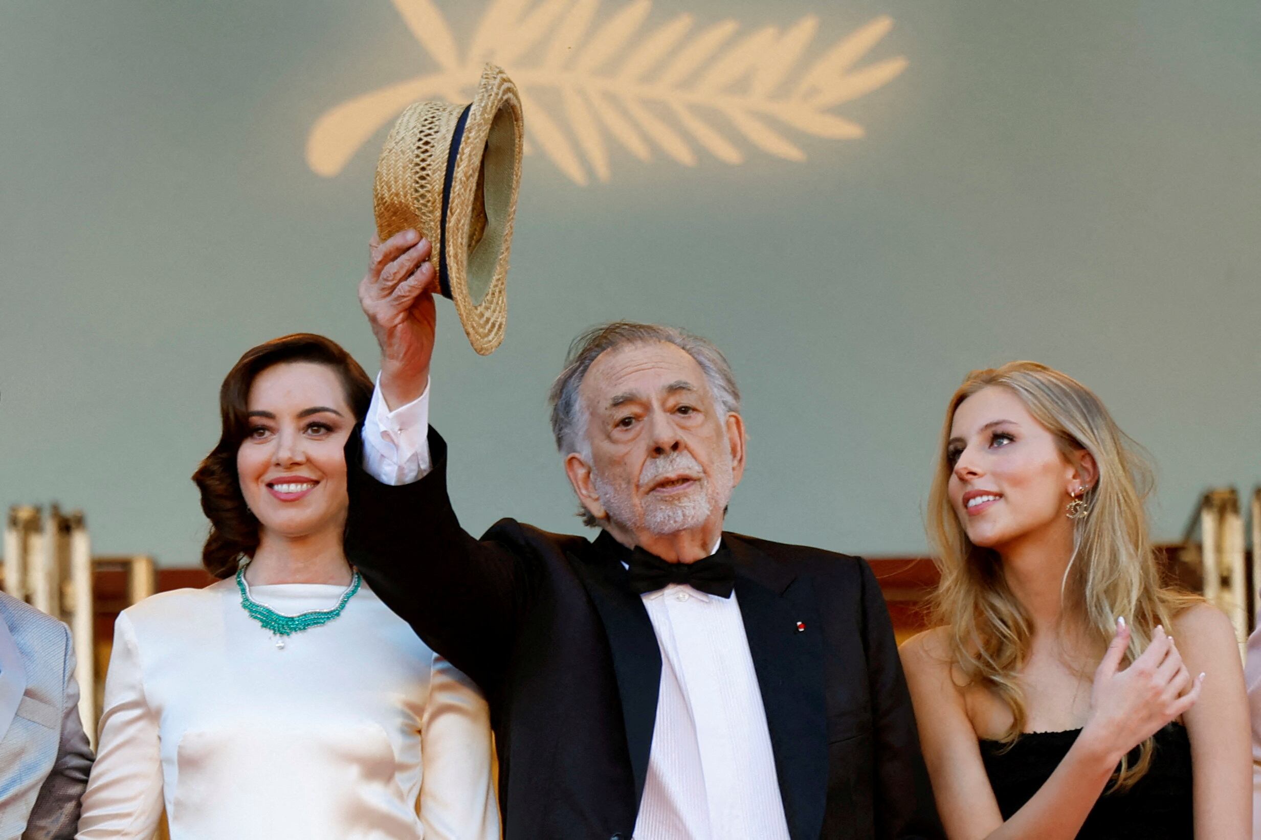 El director de cine Francis Ford Coppola junto a Aubrey Plaza (izquierda) y Romy Croquet Mars, durante la presentación de la película 'Megalopolis', el 16 de mayo.