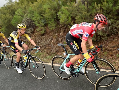 El ciclista esloveno del Jumbo Visma Primoz Roglic (derecha), este sábado durante la 16ª etapa de la Vuelta Ciclista a España.