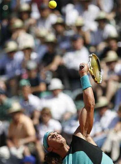 Rafael Nadal saca durante su partido de ayer contra el chileno Fernando González.