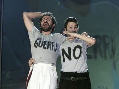 Guillermo Toledo (izquierda) y Alberto San Juan, presentadores de la gala de los Goya de 2003, con unas camisetas con el mensaje "Guerra no".