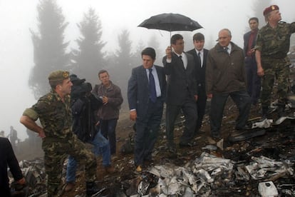 Tebisonda (Turquía), 27 de mayo. El ministro español de Defensa, Federico Trillo (6d), junto a su homólogo turco, Vecdi Gonul (3d), durante la visita al lugar del accidente del avión ucranio Yak-42.