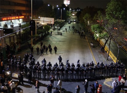 Miembros de la policía federal defienden la entrada de la sede de Luz y Fuerza del Centro después de la decisión del Gobierno de cerrar la compañía
