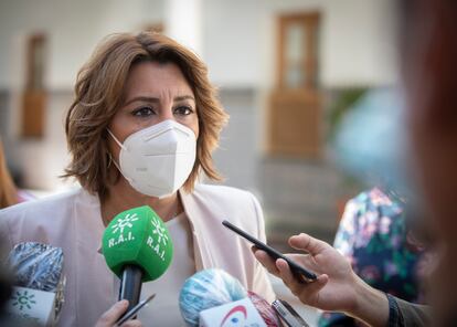 La secretaria del PSOE-A, Susana Díaz, antes del inicio de la sesión de control al gobierno del Pleno del Parlamento de Andalucía.