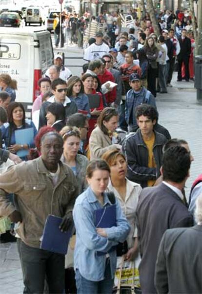 Colas de inmigrantes en Madrid el pasado mes de mayo.