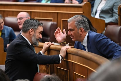 El líder de VOX, Santiago Abascal conversa con el diputado de la formación, Javier Ortega Smith durante el pleno del Congreso de los Diputados, este jueves.
