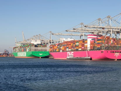 Buques portacontenedores atracan en la Terminal Delta del puerto de Róterdam, el pasado marzo.