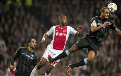 Kompany despeja un balón ante Babel.