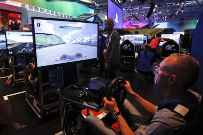 Visitantes de Gamescom jugando al Gran Turismo 6