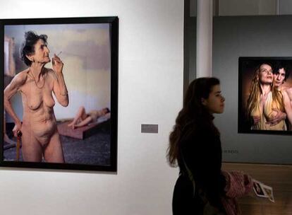 Una visitante pasa ante la foto <i>Budapest (The model),</i> de Andrés Serrano.