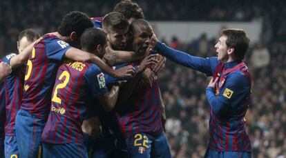 Abidal es abrazado por sus compañeros tras marcar un gol al Madrid.
