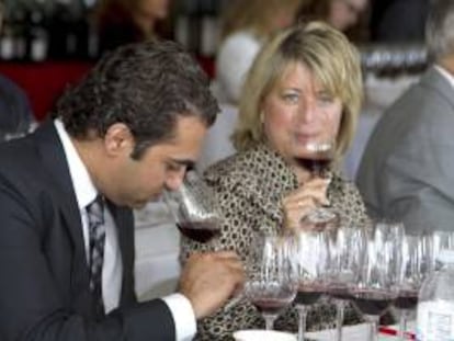 Varios profesionales prueban los vinos de La Rioja durante la presentación de los vinos en el Salón de Vinos de Rioja, que se celebra en Nueva York organizado por el Consejo Regulador de la Denominación de Origen Calificada (DOCa) Rioja.