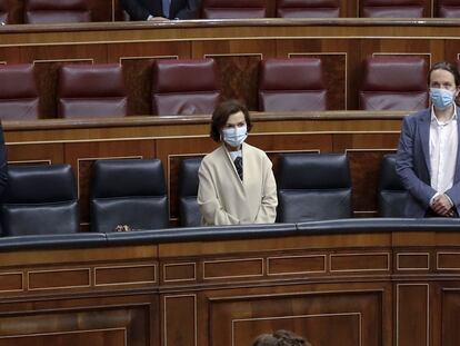 Pedro Sánchez,  Carmen Calvo y Pablo Iglesias, durante el minuto de silencio por las víctimas de la pandemia, este miércoles en el Congreso.