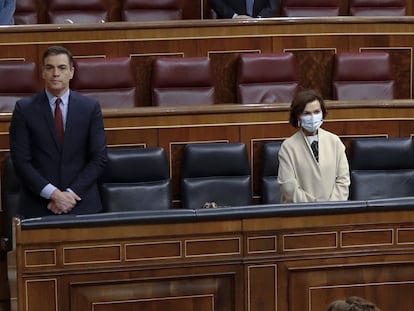 Pedro Sánchez,  Carmen Calvo y Pablo Iglesias, durante el minuto de silencio por las víctimas de la pandemia, este miércoles en el Congreso.