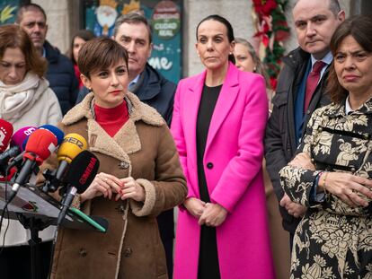 La portavoz del Gobierno, Isabel Rodríguez, hoy, durante una visita el mercado de abastos de Ciudad Real.