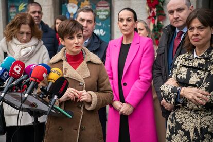 La portavoz del Gobierno, Isabel Rodríguez, hoy, durante una visita el mercado de abastos de Ciudad Real.