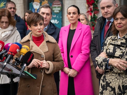 La portavoz del Gobierno, Isabel Rodríguez, hoy, durante una visita el mercado de abastos de Ciudad Real.