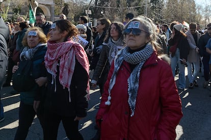 Manifestantes con pañuelos palestinos durante la concentración en contra de la guerra en la franja de Gaza, este sábado en Madrid. 
