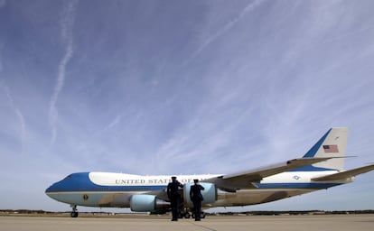 Personal militar saluda al Air Force One, con el presidente Barack Obama a bordo,antes de despegar de la Base de la Fuerza Aérea de Andrews, el 6 de Noviembre de 2016.