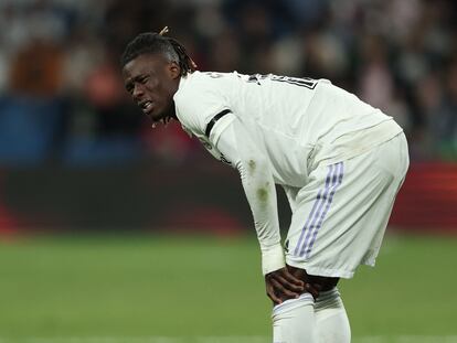 Momento en el que Camavinga se lesiona durante el Real Madrid-Getafe y esto provoca el polémico cambio denunciado por el Getafe.