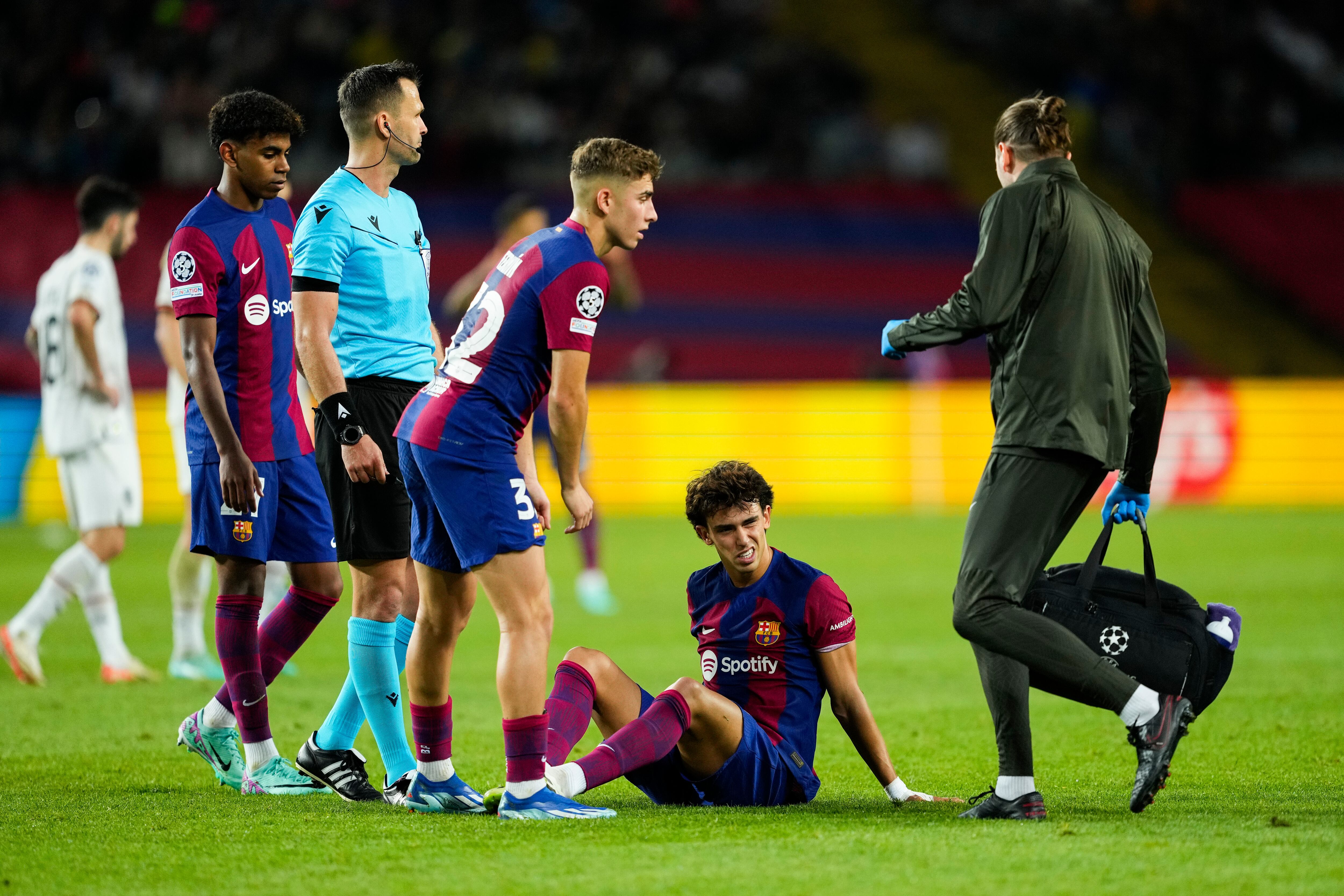 El delantero del Barcelona Joao Félix se lamenta tras la entrada de un contrario.