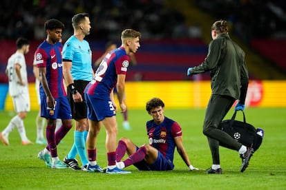 El delantero del Barcelona Joao Félix se lamenta tras la entrada de un contrario.
