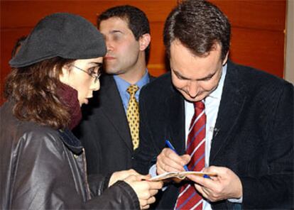 El candidato socialista a la Presidencia del Gobierno, José Luis Rodríguez Zapatero, firma un autógrafo a una joven durante el acto que ha celebrado en la Universidad Carlos III de Madrid, en el que ha expuesto sus propuestas electorales para la Universidad.