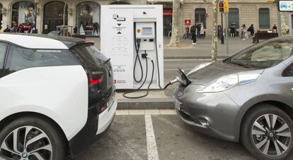 Coches el&eacute;ctricos repostando en Barcelona.