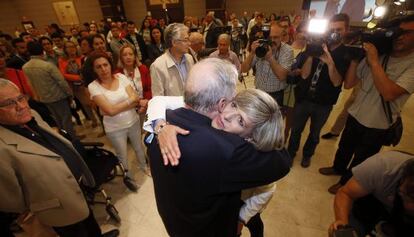 La candidata del PP en Alicante, Asunción Sánchez Zaplana,se abraza a un militante la noche electoral.