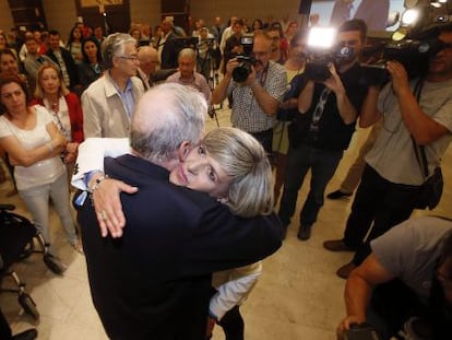 La candidata del PP en Alicante, Asunci&oacute;n S&aacute;nchez Zaplana,se abraza a un militante la noche electoral.  
