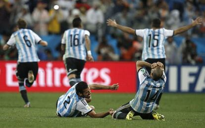 Gary y Mascherano celebran el pase a la final.