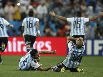 Gary y Mascherano celebran el pase a la final.