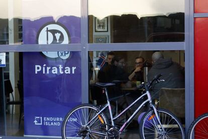 Miembros del Partido Pirata conversan con los votantes en Reikiavik, Islandia.