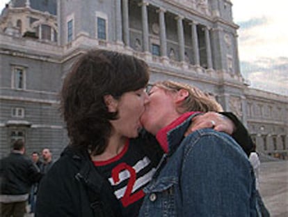 Dos mujeres se besan apasionadamente ante la catedral de la Almudena.