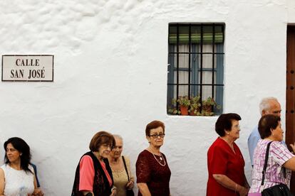 En la serranía de Cádiz, una mancomunidad de 19 ayuntamientos ha convertido la Ruta de los Pueblos Blancos en una suerte de marca registrada. En la imagen, las personas asisten a la procesión de la Vírgen de los Ángeles, en Grazalema.