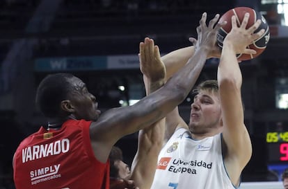 Doncic busca el pase ante Varnado